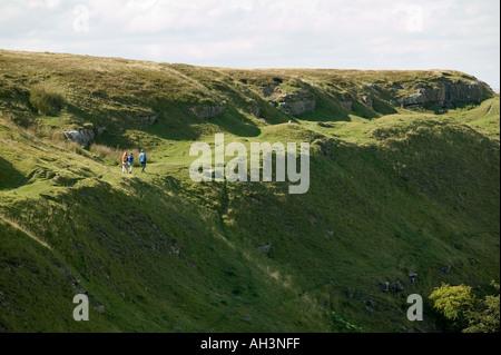 Trois personnes marchant sur une vieille montagne Blorenge tramroad industrielle Wales UK Banque D'Images