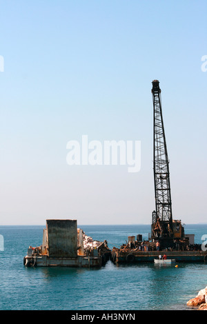 Grue de déchargement de barges télévision plein de pierres Banque D'Images