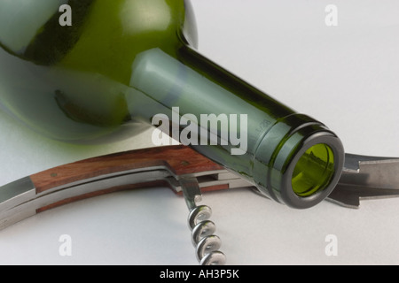 Une bouteille de vin et un gobelet de voyage. Banque D'Images