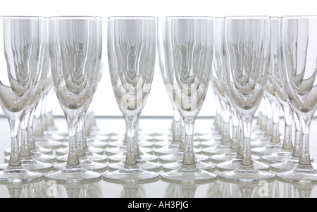 Verres de Champagne à motif géométrique en vu de côté Banque D'Images