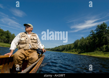 Guide de la pêche au saumon en canoë en descendant la rivière Miramichi au Nouveau-Brunswick Canada Banque D'Images