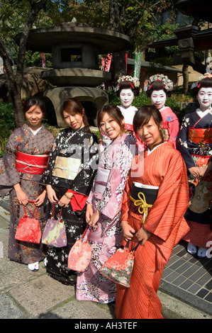 Les jeunes filles portant un yukata kimono Geisha Maiko dans la ville de Kyoto Gion Honshu au Japon Banque D'Images