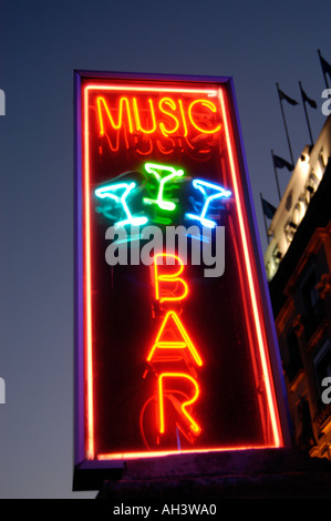 MUSIC BAR sign in neon lights at night Banque D'Images