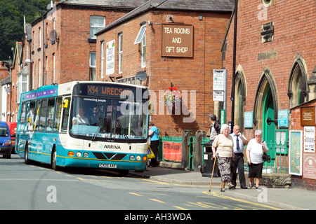 Les touristes à Llangollen Wales UK Europe coach partie Banque D'Images