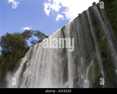 Iguacu Falls sur la rivière Iguazu à la frontière de l'État brésilien de Paraná et la province argentine de Misiones, de l'Amérique du Sud Banque D'Images