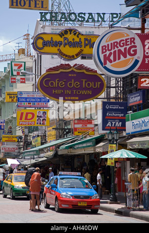 Panneaux de signalisation pour des entreprises telles que Burger King sur la route Khao San à Bangkok en Thaïlande Banque D'Images