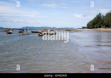 Plage de Phala et bateaux de pêche, situés à environ 36 km de Rayong Thaïlande, sur le golfe de Thaïlande. Banque D'Images