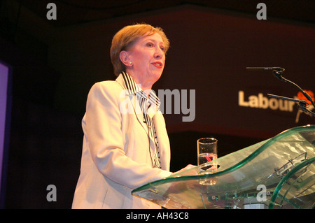 Margaret Beckett MP du travail et de l'environnement du sud de Derby de la parole à la secrétaire de la Conférence du travail Oct 2003 Banque D'Images