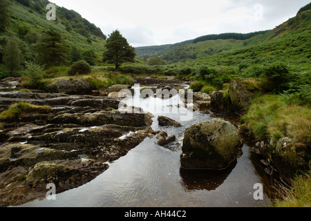 Rivière Irfon qui a subi la pluie acide en photo ci-dessus Abergwesyn Powys Pays de Galles UK un affluent de la rivière Wye Banque D'Images