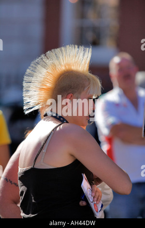 Covent Garden London Centre d'attraction jolie fille avec coiffure mohawk Banque D'Images
