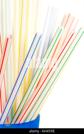 Gros plan des pailles à boisson en plastique coloré non recyclables à usage unique Banque D'Images