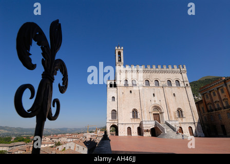 Gubbio Ombrie Italie Palazzo dei Consoli sur la Piazza Grande et le fer forgé Fleur de Lys un motif trouvé dans toute la ville Banque D'Images