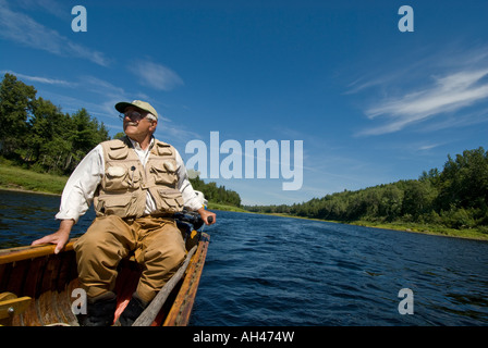 Guide de la pêche au saumon en canoë en descendant la rivière Miramichi au Nouveau-Brunswick Canada Banque D'Images