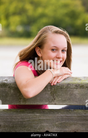 Un petit young Caucasian girl smiles pour la caméra dans ce portrait. Banque D'Images