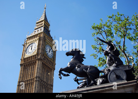 Big Ben tour de l'horloge et Statue de Boudicca Westminster Bridge, City of westminster, Greater London, Angleterre, Royaume-Uni Banque D'Images