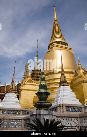 Phra Si Rattana Chedi et autres Stupas à Wat Phra Kaew en raison de Le Grand Palace Bangkok Thaïlande Banque D'Images