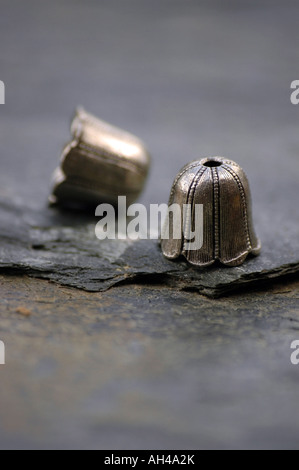 Close up sur les petits accessoires métalliques pour la fabrication de bijoux Banque D'Images