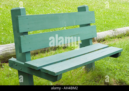 Banc de parc vert à Medford dans le Massachusetts Banque D'Images