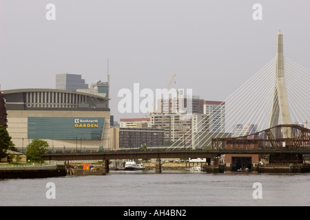 Avis de TD Banknorth Garden et Leonard P Zakim Bunker Hill Bridge du port Banque D'Images