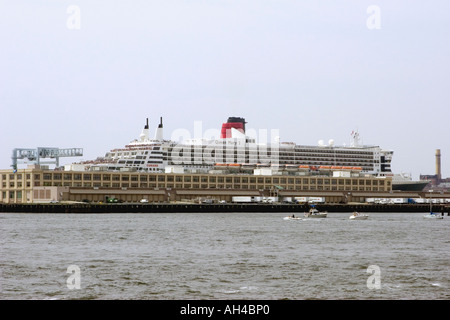 Queen Mary 2 amarré au terminal de croisière Falcon noir à Boston, Massachusetts, USA le 4 juillet 2006 Banque D'Images