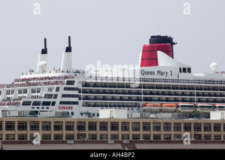 Plus grand paquebot le Queen Mary 2 à Boston, Massachusetts, USA le 4 juillet 2006 Banque D'Images