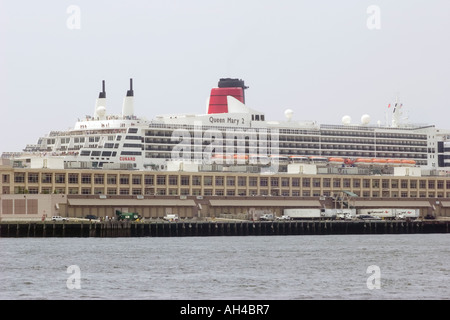 Queen Mary 2 amarré au terminal de croisière Falcon noir à Boston, Massachusetts, USA le 4 juillet 2006 Banque D'Images