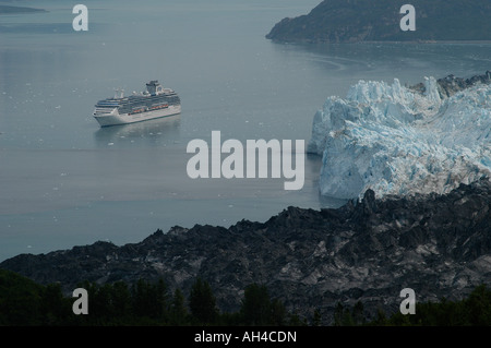 Bateau de croisière a accosté en face de Margerie Glacier dans le Parc National de Glacier Bay et de préserver dans l'Alaska, USA Banque D'Images