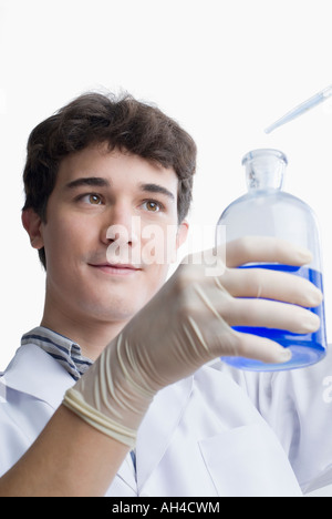 Close-up of a scientist holding un flacon avec une pipette Banque D'Images