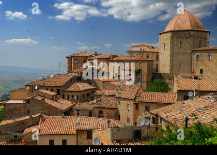 Vue de la colline de l'époque romane Baptistère Battistero dôme de l'église catholique et de carrelage dans rooftip Volterra Toscane Italie Banque D'Images