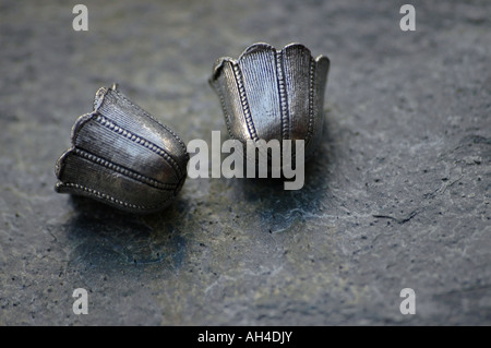 Close up sur les petits accessoires métalliques pour la fabrication de bijoux Banque D'Images