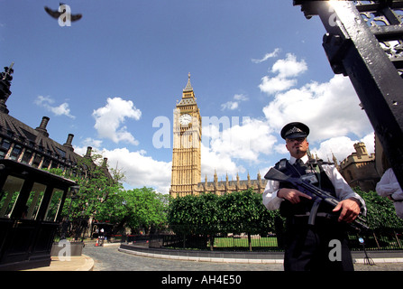 Un agent de police armés devant les Maisons du Parlement montrant Big Ben à Londres, Angleterre, Royaume-Uni Banque D'Images