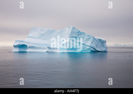 Iceberg énorme sur une mer très calme sous ciel couvert dans la baie de Disko dans le détroit de Davis, près d'Avignon off côte ouest du Groenland Banque D'Images