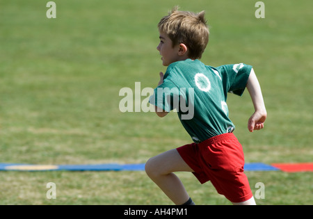 Boy running à l'école sportsday Banque D'Images