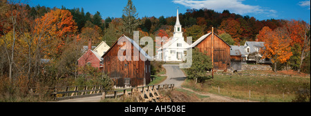 États-unis d'Amérique, New York, des granges et l'église du village dans la région de Waits River Banque D'Images