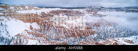 États-unis d'Amérique, de l'Utah, le Parc National de Bryce Canyon, Bryce Amphitheater Rock Hoodoos dans en hiver vue panoramique Banque D'Images
