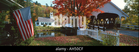 États-unis d'Amérique, New Hampshire, Stark Village, Église et pont couvert Banque D'Images