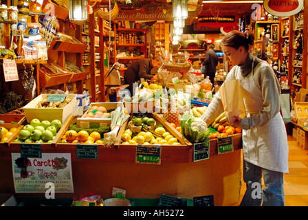 France Nord Picardie pas de calais ST OMER femmes travaillant dans alimentation supérette vendant fruits et légumes épicerie Banque D'Images