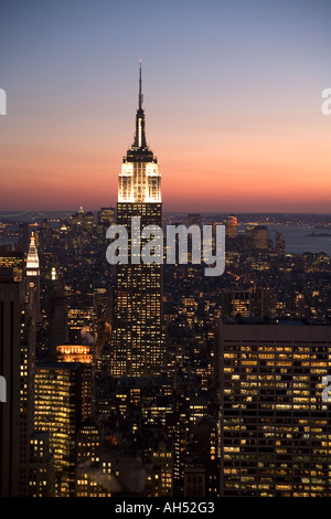Photographie aérienne du New York City skyline at Night. Banque D'Images