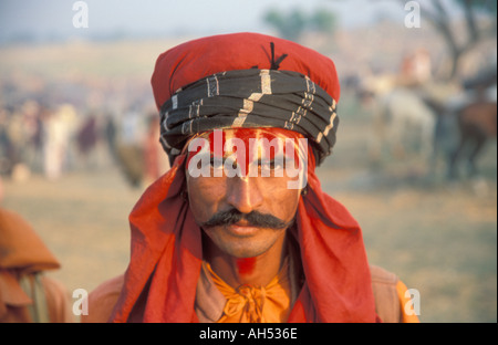 Homme de couleur vive à l'Inde Pushkar fair camel Banque D'Images