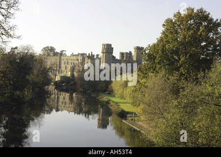 Le célèbre château de Warwick à côté de la rivière Avon sur l'après-midi d'automne Banque D'Images