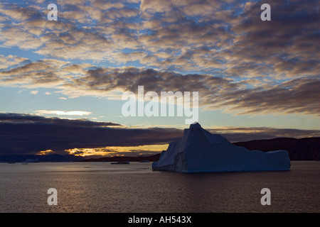 Iceberg énorme sur une mer très calme avec Ciel de coucher du soleil dans la baie de Disko dans le détroit de Davis, près d'Avignon off côte ouest du Groenland Banque D'Images