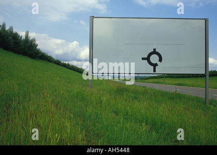 Panneau de signalisation au rond-point. Pas d'indication claire de direction, Milton Keynes Buckinghamshire Angleterre 1980s UK circa 1985 HOMER SYKES Banque D'Images