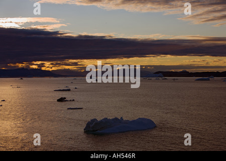 Les icebergs, sur une mer calme très avec Ciel de coucher du soleil dans la baie de Disko dans le détroit de Davis, près d'Avignon off côte ouest du Groenland Banque D'Images