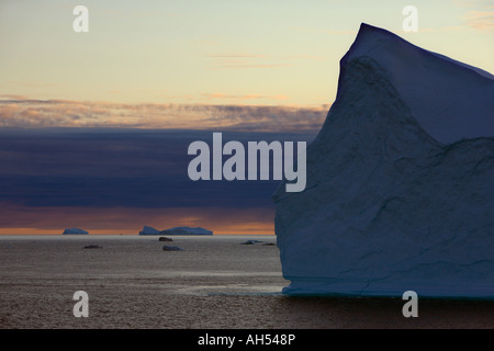 D'énormes icebergs sur la mer très calme avec Ciel de coucher du soleil dans la baie de Disko dans le détroit de Davis, près d'Avignon off côte ouest du Groenland Banque D'Images