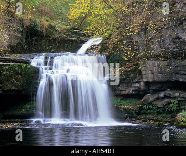 West Burton tombe dans le North Yorkshire, Angleterre Parc National. L'automne Banque D'Images