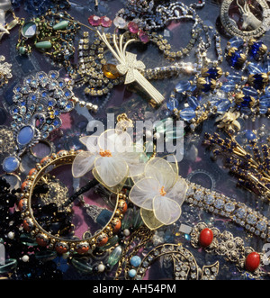 Bijoux en vente au salon des antiquaires Banque D'Images