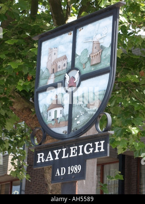 Le panneau de la commune de Rayleigh en vedette quatre 4 vues de l'église locale moulin Dutch House et du paysage rural Banque D'Images