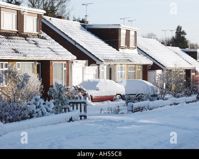 Rue résidentielle typique d'Essex après les chutes de neige fraîche couvre le tout avec une couverture blanche Banque D'Images