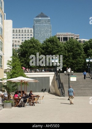 Canary Wharf London Docklands Riverside zone boire et manger en plein air promenade menant vers les zones de tours Banque D'Images