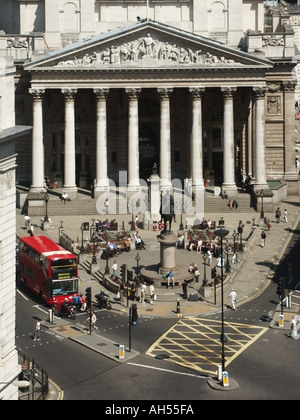 Ville de London bank road junction avec Royal Exchange building avec bus à deux étages Banque D'Images